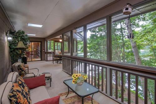 Connestee Lakefront Retreat · Lakefront Retreat in Connestee Fal - Tap to explore photos