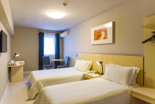 Jinjiang Inn - Chuansha East Huaxia Road Set in a prime location of Shanghai, Jinjiang Inn - Chuansha East Huaxia Road puts everything the city has to offer just outside your doorstep. The property offers a high standard of service and ameni