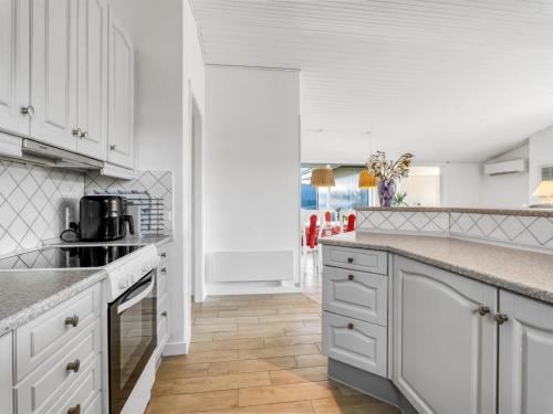 virtuve, Holiday Home Sofus - 800m from the sea by Interhome in Vaeggerlose