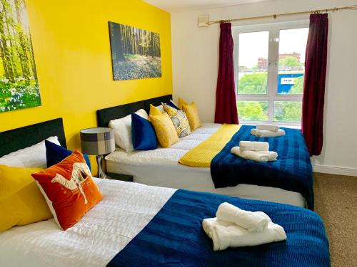 2 Bedrooms Modern Apartment, Lounge, Full Kitchen, Balcony, 5 minutes Stratford Station, London