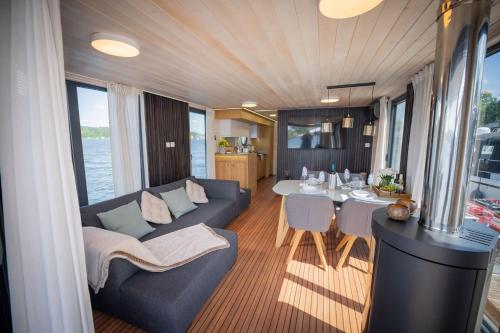 Wohlfühloase Hausboot Redwine Woma in Fürstenberg-Havel, Deutschland