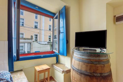 Way to Castle - Apartments Alfama - image 4
