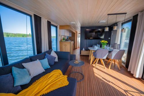 Magisches Abenteuer-Hausboot Juno in Fürstenberg-Havel, Deutschland