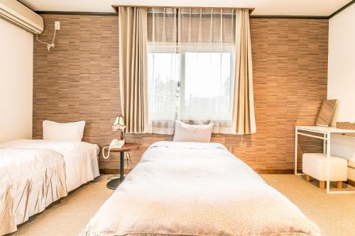Twin Room image 10