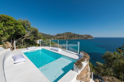 Seafront Villa with private pool, Geremeas