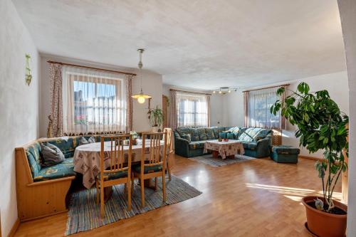 2 bedrooms, 3 beds