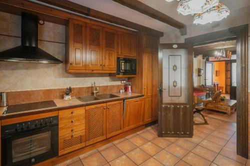 Kitchen, Villa De Uruena Casa de Ilustres in Urueña
