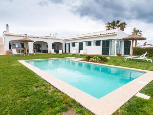 Villa De Lujo Frente A La Playa – khách sạn tại Sant Lluis