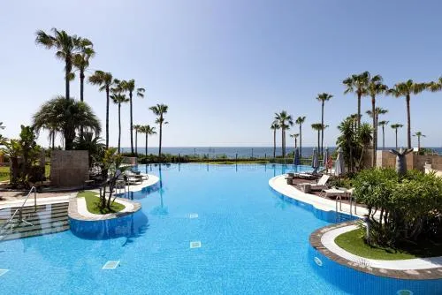 Exclusive frontline beach penthouse photo 2