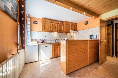 Kitchen, Apt Chenives 1 - Morzine in Morzine