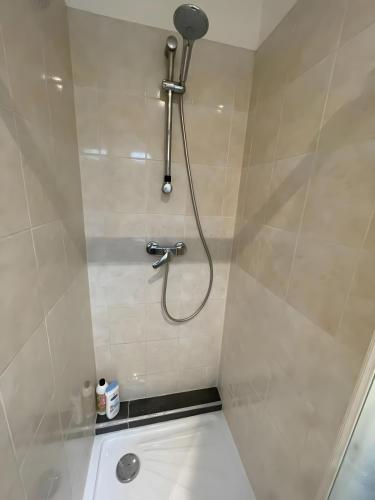 Fürdőszoba, Logement spacieux centre Joigny C5 in Joigny