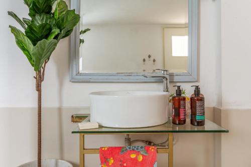 Modern Cosy Apt - image 23
