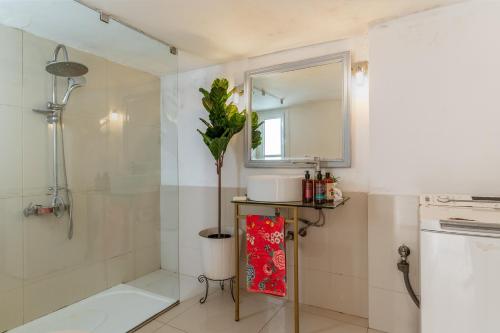 Modern Cosy Apt - image 35