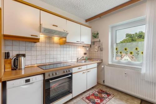 厨房, Ferienwohnung Schloss-See-Bergblick in 瓦尔德克