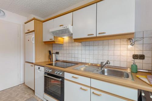 厨房, Ferienwohnung Schloss-See-Bergblick in 瓦尔德克
