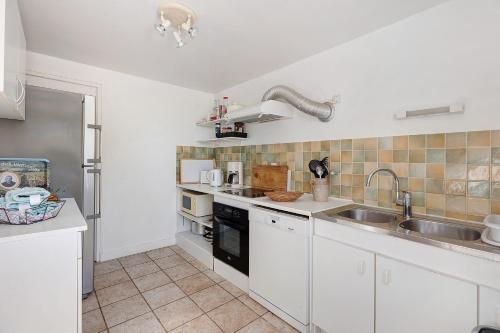 Kitchen, Gite De Dino - 10 Personnes in Saint-Patrice
