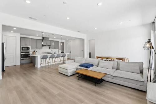 Monthly or Daily Stay in Spacious 4BD for Family or Work with Outdoor backyard and BBQ grill in פולסום(סי אי)