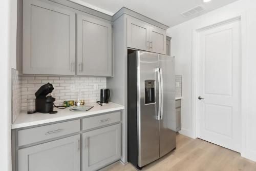 Monthly or Daily Stay in Spacious 4BD for Family or Work with Outdoor backyard and BBQ grill in פולסום(סי אי)