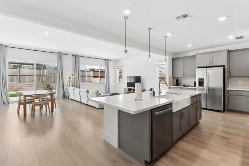 Monthly or Daily Stay in Spacious 4BD for Family or Work with Outdoor backyard and BBQ grill in פולסום(סי אי)