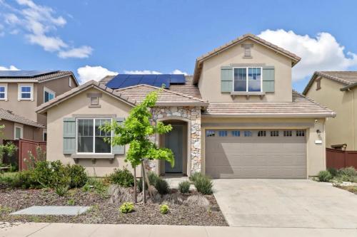 Monthly or Daily Stay in Spacious 4BD for Family or Work with Outdoor backyard and BBQ grill in פולסום(סי אי)