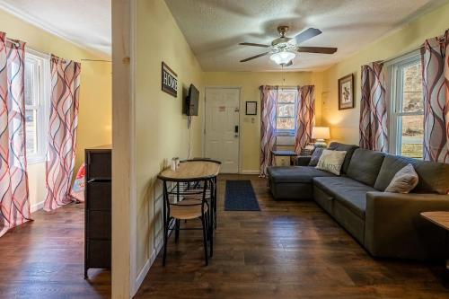 Quaint Cabin By The Creek Private in Pipestem, USA