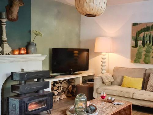 Charming Garden Holiday Home for 6 in Weris