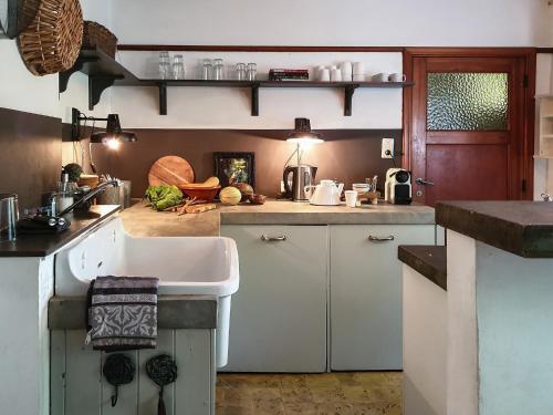 kuhinja, Charming Garden Holiday Home for 6 in Weris