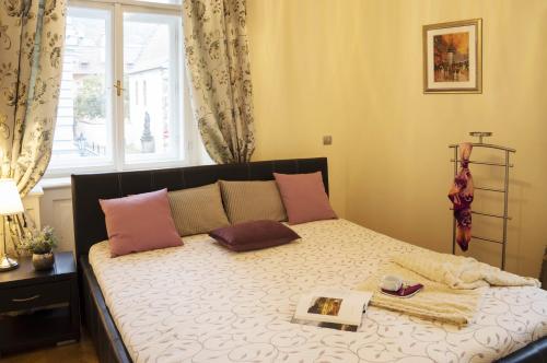 Modern Apartment Všehrdova - image 14