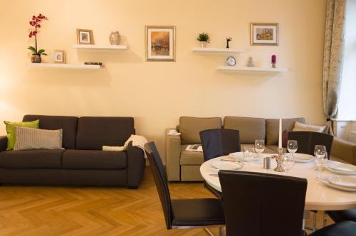 Modern Apartment Všehrdova - image 9