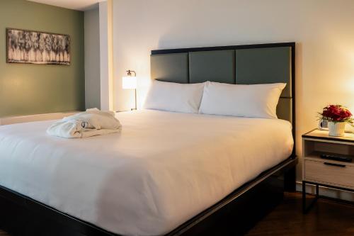 SKKY Hotel Room Type - Executive King Room