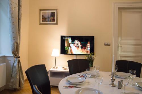 Modern Apartment Všehrdova - image 7