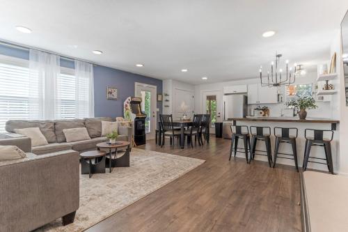 Work & Play Retreat Sleeps 7 BBQ, Arcade & Fresh Eggs