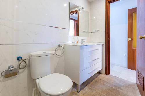 Fuengirola City Centre Apartment - image 5