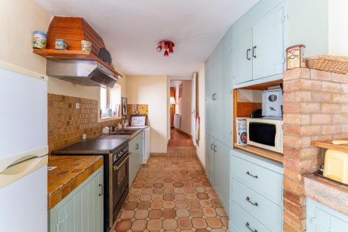 virtuve, Maison avec vue sur les Alpilles in Les Angles (Languedoc-Roussillon)