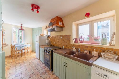 virtuve, Maison avec vue sur les Alpilles in Les Angles (Languedoc-Roussillon)