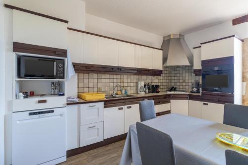 virtuve, Villa Pech'mej Avec Piscine in Sainte-Foy-de-Belves