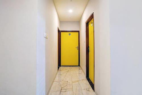 Townhouse Pine Tree, Индаур