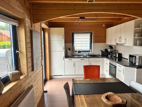 virtuve, Ferienhaus Auszeit am See in Walchum