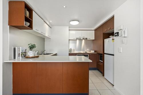Chevron Renaissance Private Apartments - Q Stay - image 2