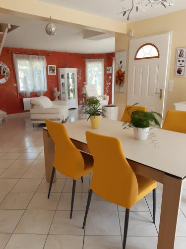 A szálláshely kívülről, Chez Mireille - Chambre Maya in Cancale