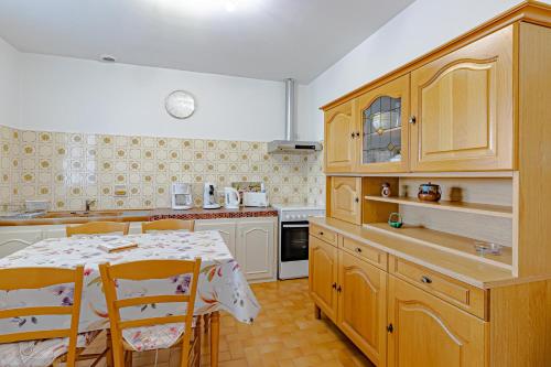 virtuve, Maison au calme et piscine privée (Maison au calme et piscine privee) in Siorac-de-Riberac