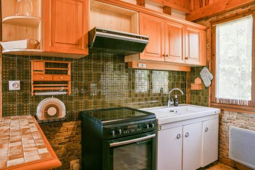 Kitchen, La Lauziere - Chalet Parking Jardin in Montailleur