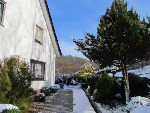 Ferienhaus mit Garten in Hachen, Deutschland