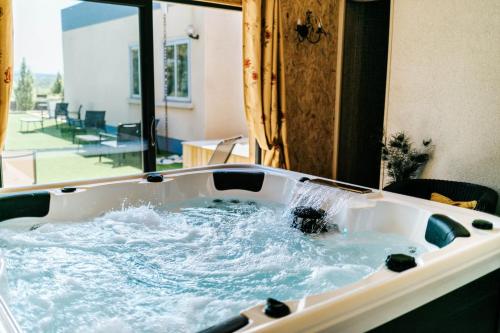 Villa Montplaisir 180m² - Jacuzzi in Charmes Sur Rhone