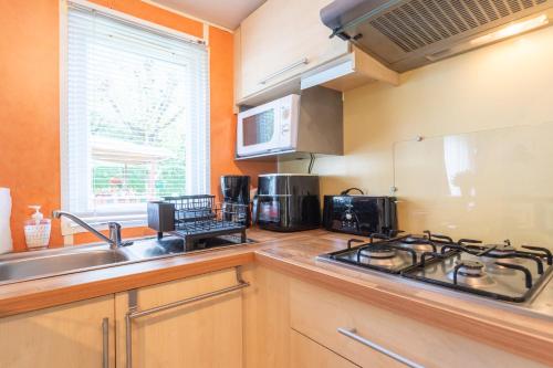 virtuve, mobile-home camping de la truite in Ascarat