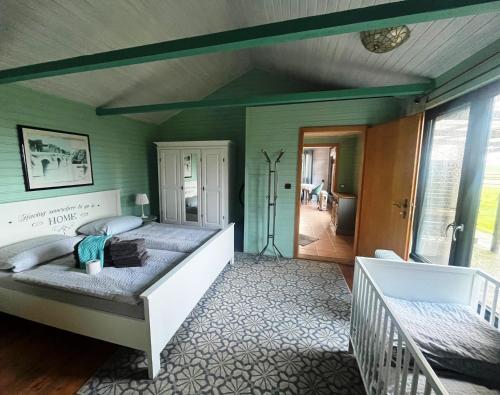 2 bedrooms, 3 beds