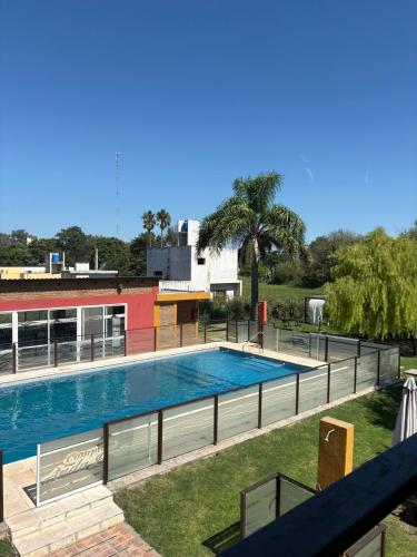 Amplio departamento con 2 habitaciones- Balcón hacia la pileta y estacionamiento