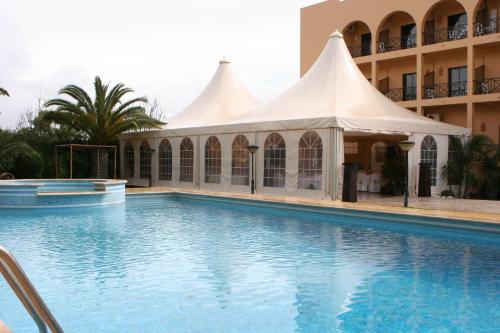 Swimming pool, Hotel Parque das Laranjeiras in Boliqueime