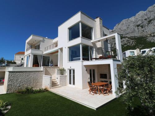 Holiday Home Moderne Villa mit Infinity-Pool im Bergdorf Veliko Brdo by Interhome – khách sạn tại Veliko Brdo