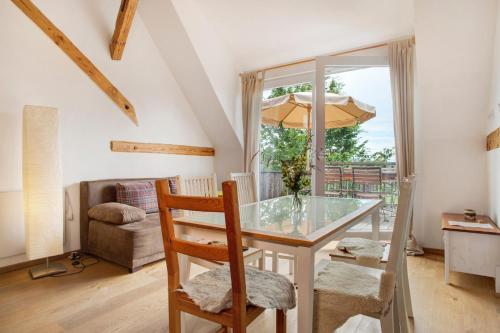 2 bedrooms, 6 beds
